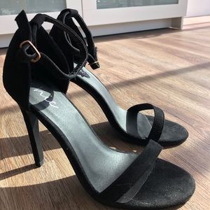 Chic brand new black heels